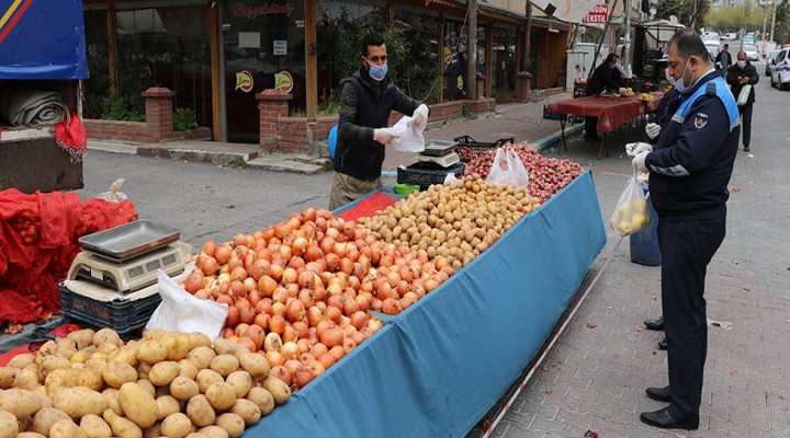 Yaşlı vatandaşın alışverişini zabıta yaptı