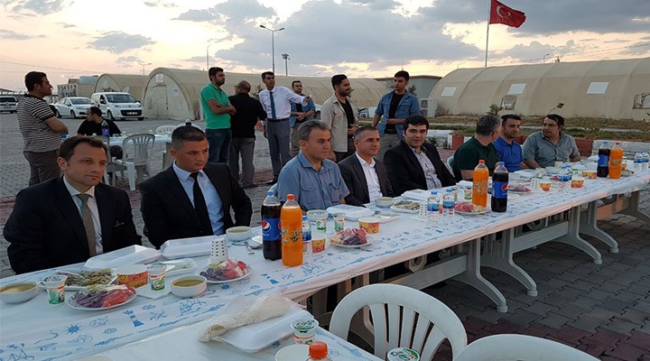 Suriyelilerle iftarda bir araya geldi