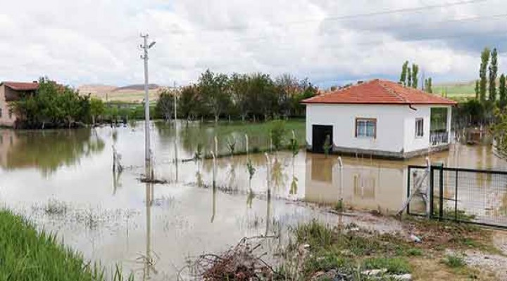 Sulama kanalı patladı, evler sular altında kaldı