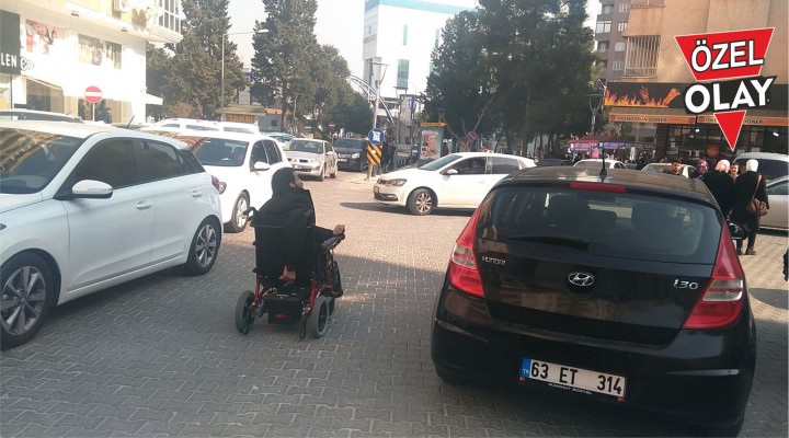 Kaldırımda yol yok caddeden geç!