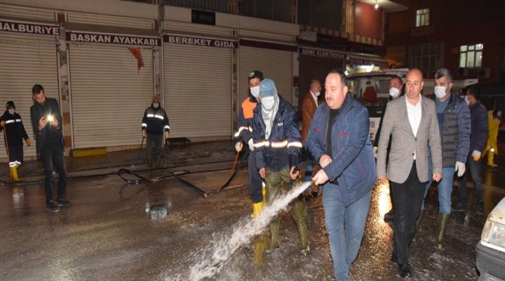 Viranşehir’de caddeler köpüklü suyla yıkandı