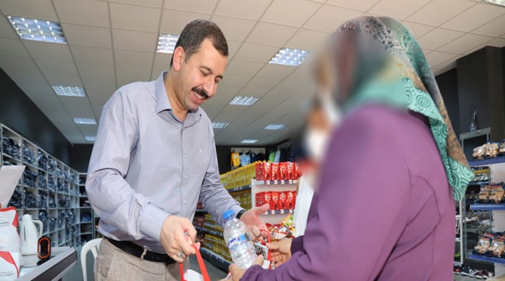 Karaköprü Belediyesi bayramlık dağıttı