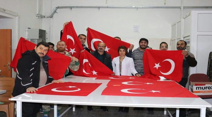 Türk ve Suriyeli kursiyerlerin diktiği bayraklar okullarda dalgalanacak