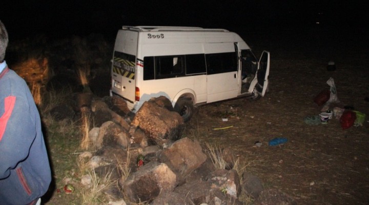 Şanlıurfa'da tarım işçilerini taşıyan minibüs devrildi: 9 yaralı