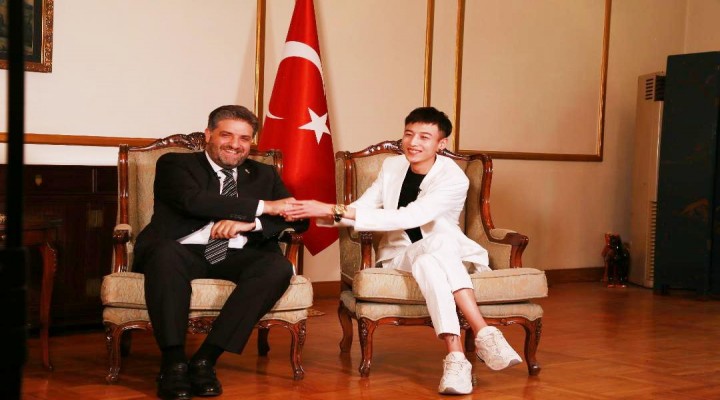 Şarkıcı Xiao Zhang’ı Büyükelçi Önen’e ziyaret