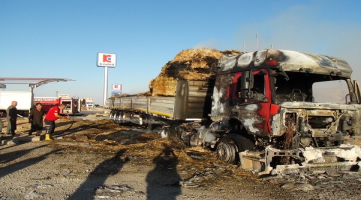 Saman yüklü TIR yanarak kül oldu