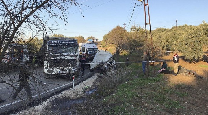 Minibüs ile kamyon çarpıştı: 11 ölü, 9 yaralı