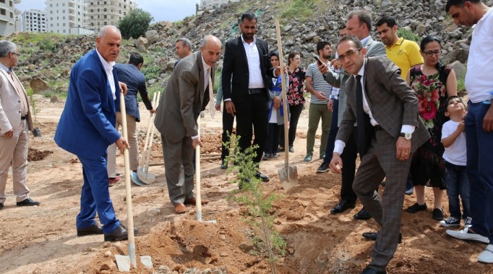 Karaköprü’de 500 adet fidan toprakla buluşturuldu