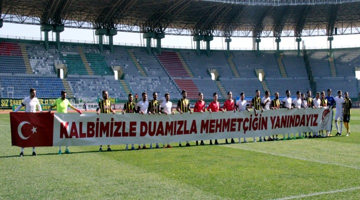 Şanlıurfa'da maç öncesi Mehmetçik'e pankartlı destek