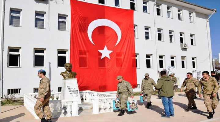 Viranşehir Belediyesi, okullara bayrak dağıttı