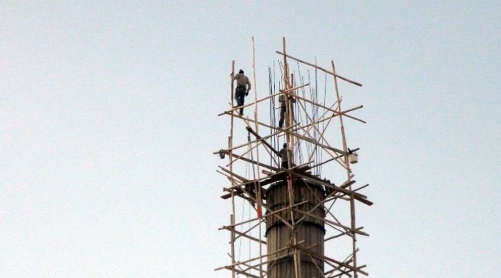 İşçilerin tehlikeli mesaisi kamerada