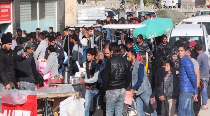 Şanlıurfa Göç İdaresi'nde Suriyeli yoğunluğu