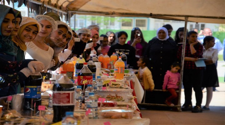 Eyyübiyeli öğrenciler okulları için kermes düzenledi