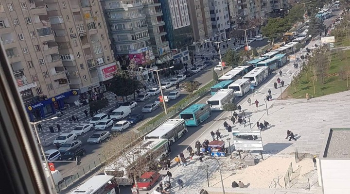 Siyasi hareketlilik trafiği kilitledi