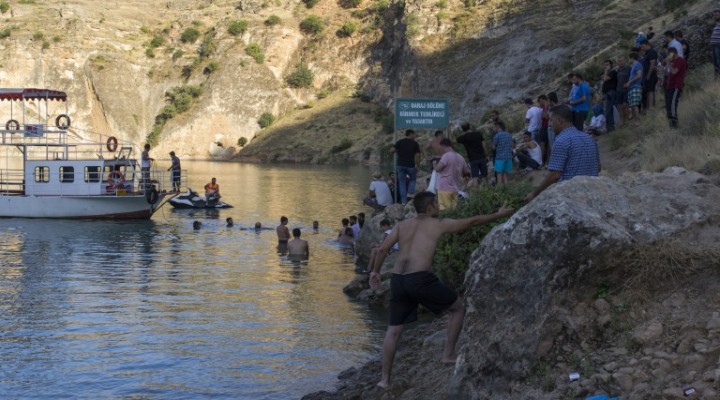 Baraj gölüne giren genç boğuldu