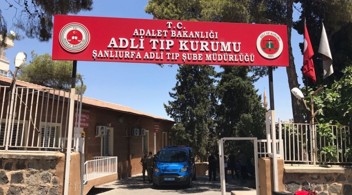 Tahliye kanalına devrilen otomobilin sürücüsü öldü 