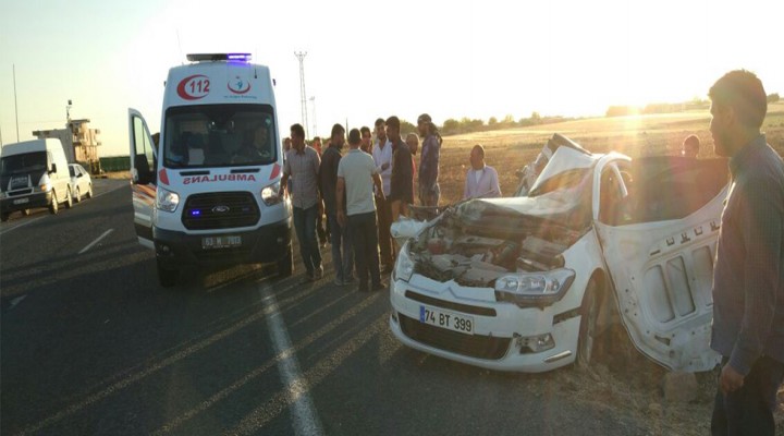 Şanlıurfa'da otomobil traktöre çarptı: 1 ölü, 1 yaralı