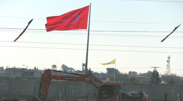 Suriye sınırına dev Türk bayrağı dikildi