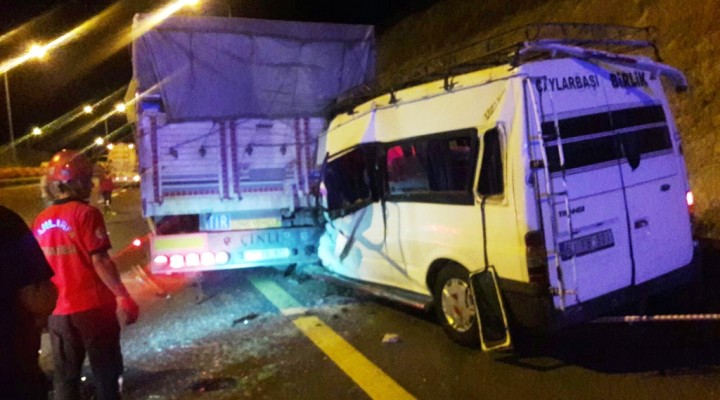 Şanlıurfa'da minibüs tıra çarptı: 1 ölü