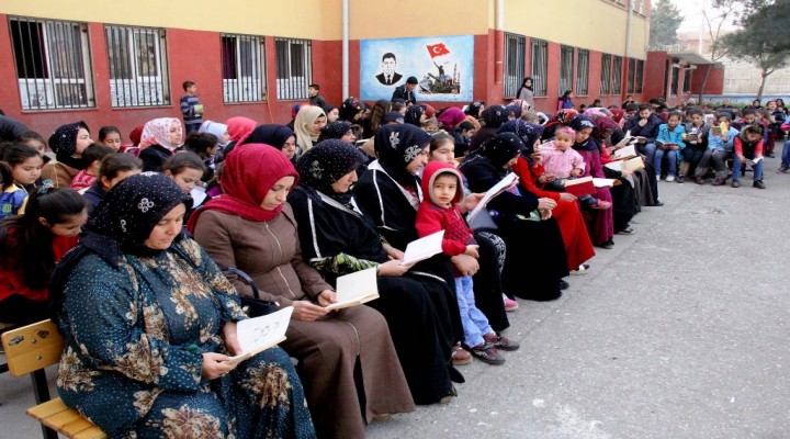 Şanlıurfa'da öğrenciler, her gün aileleriyle birlikte kitap okuyor