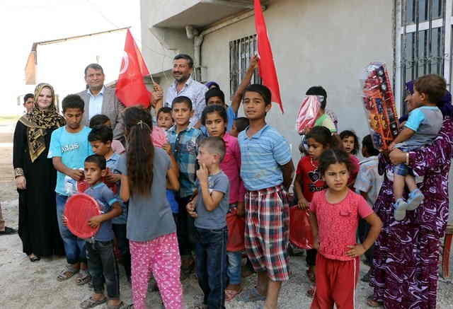 Akçakale\'de belediyeden yetim ve öksüz çocuklara yardım