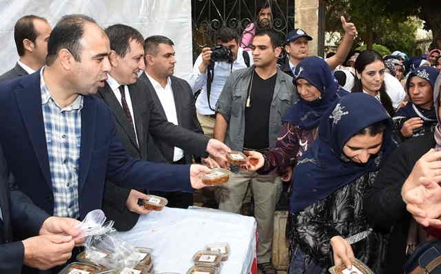 Aşure dağıtımı yoğun ilgi gördü