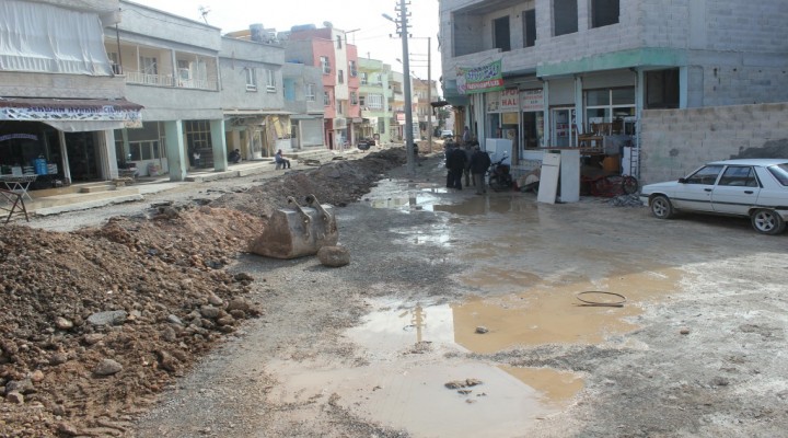 HÜDA PAR heyeti çamur deryasına dönen yolda mağdur olan esnafları ziyaret etti