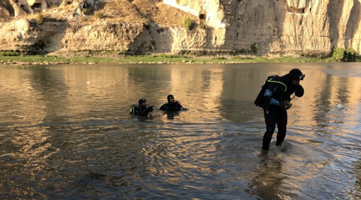 Nehre düşen çocuk kayboldu