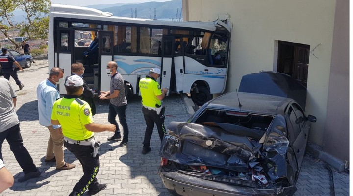 Askerleri taşıyan midibüs kaza yaptı: Çok sayıda yaralı var