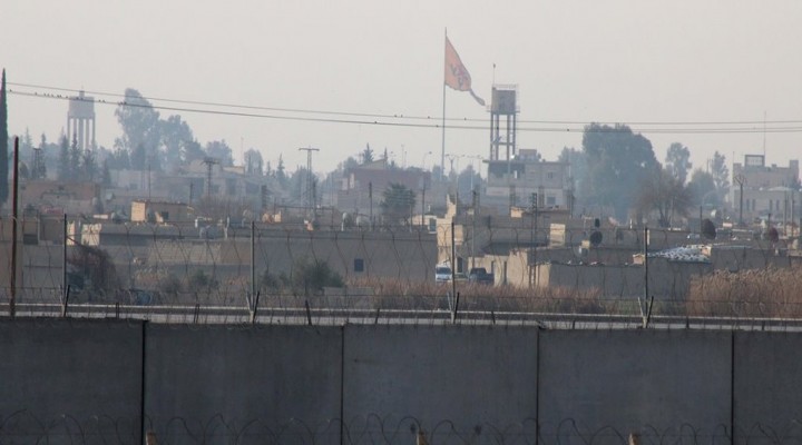 Tel Abyad'a terör örgütünün bez parçaları asıldı