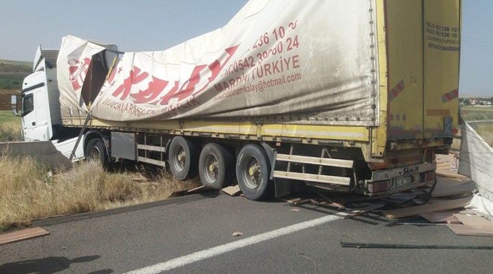 Şanlıurfa'da mobilya yüklü tır devrildi! Sürücü yaralı