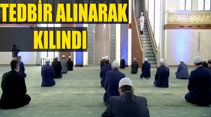 Az sayıda katılımla cuma namazı kılındı