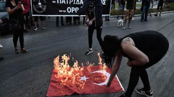 Yunanistan Türk Bayrağını yaktı! Dışişleri Bakanlığından sert tepki!