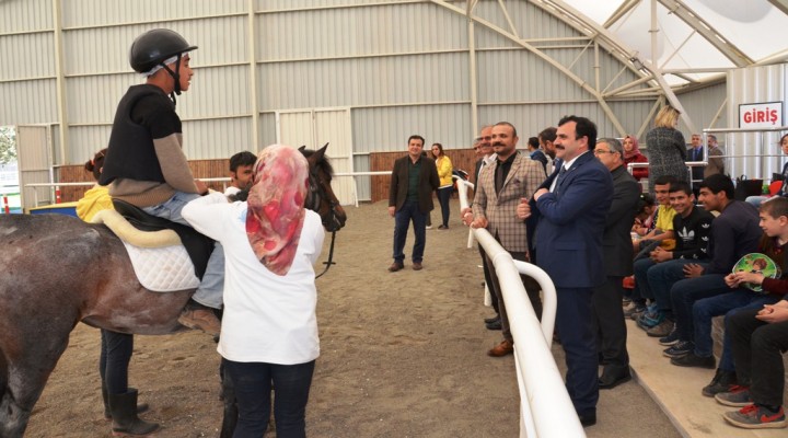 İMEM Müdürü Turan özel öğrencilerle ‘’ atla terapi  ‘’ de bir araya geldi