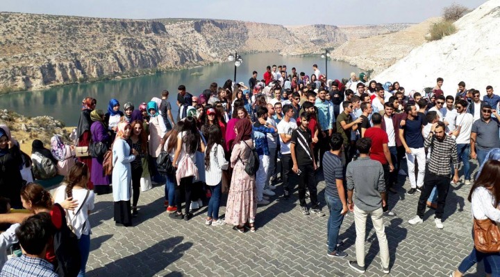 Harran Üniversitesi yeni öğrencilerini Halfeti’ye götürdü