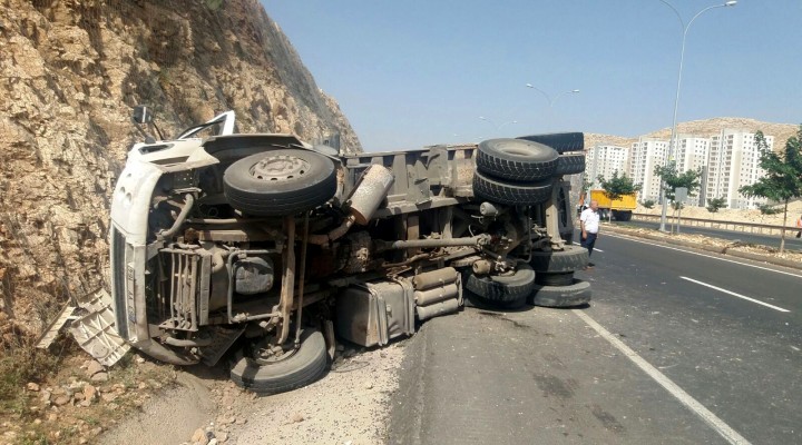 Şanlıurfa'da devrilen kamyonun sürücüsü yaralandı