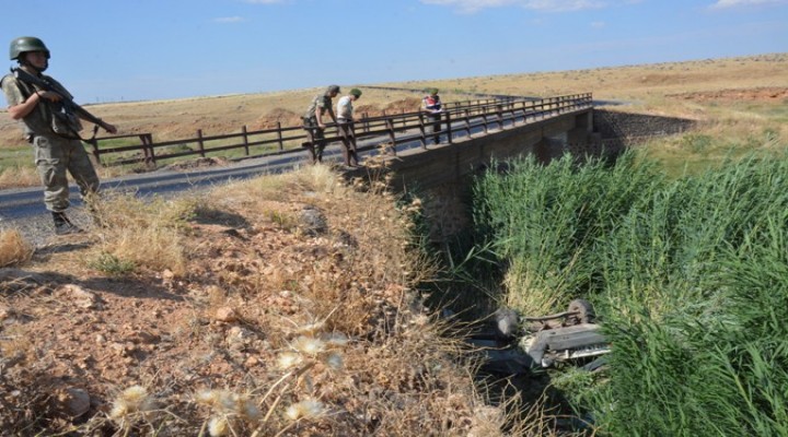 Şanlıurfa'da otomobil köprüden düştü: 8 yaralı