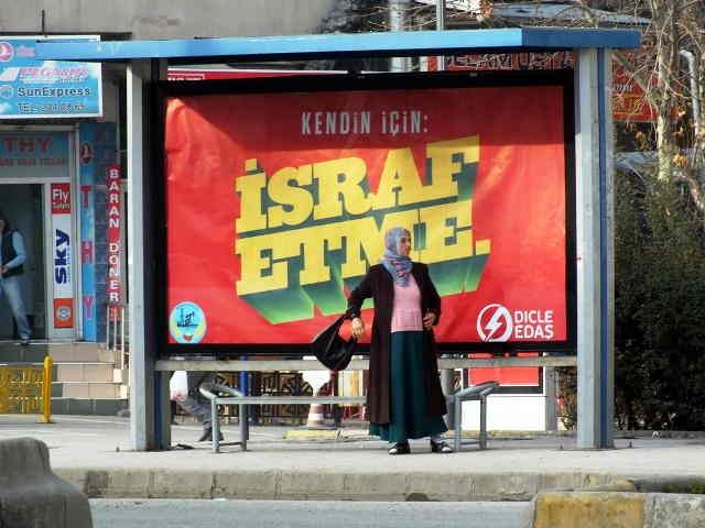 Elektrik israfında kadını rolü