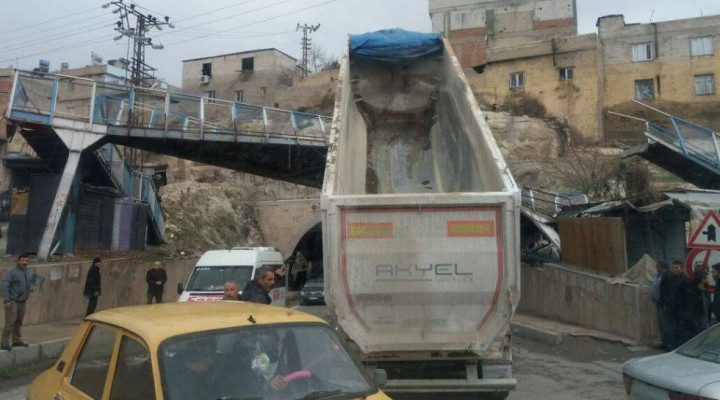 Şanlıurfa’da Üst geçit ikiye bölündü