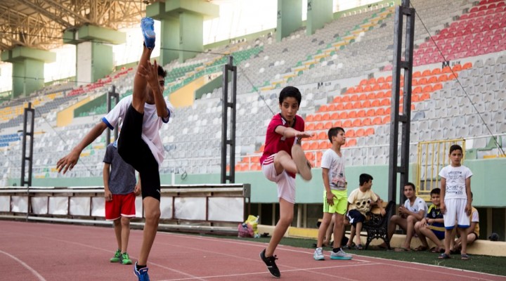 Gençler, bu yaz atletizmle vücudunu zinde tutuyor