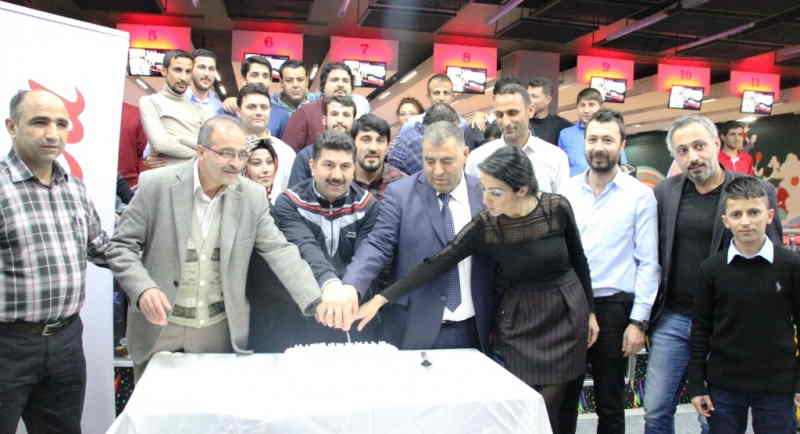 Gazeteciler bowling turnuvasında stres attı