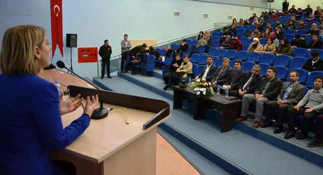 HRÜ’den “medya ve gençlik” konferansı