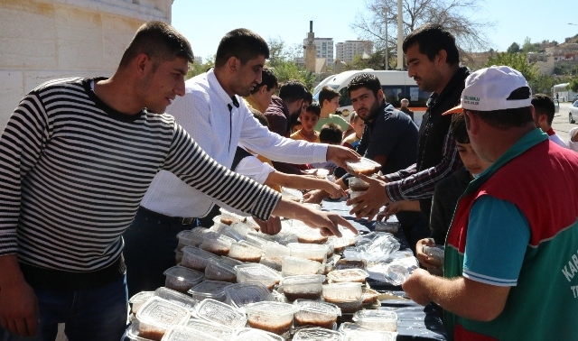 Karaköprü Belediyesi aşure dağıttı