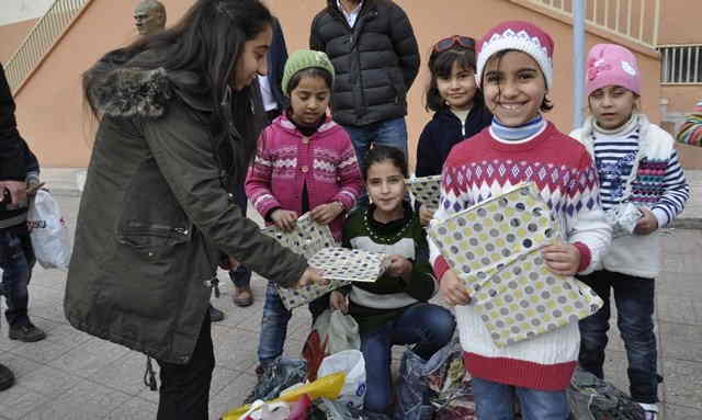 Öğrencilerden Suriyeli çocuklara yılbaşı hediyesi