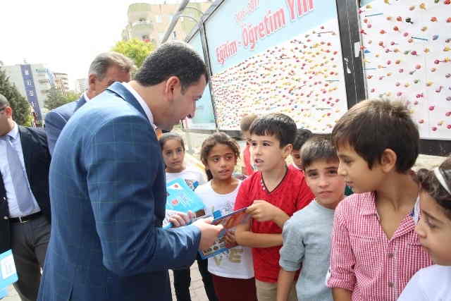 Öğrencilerin kalem ve şekeri Başkan Amca’dan