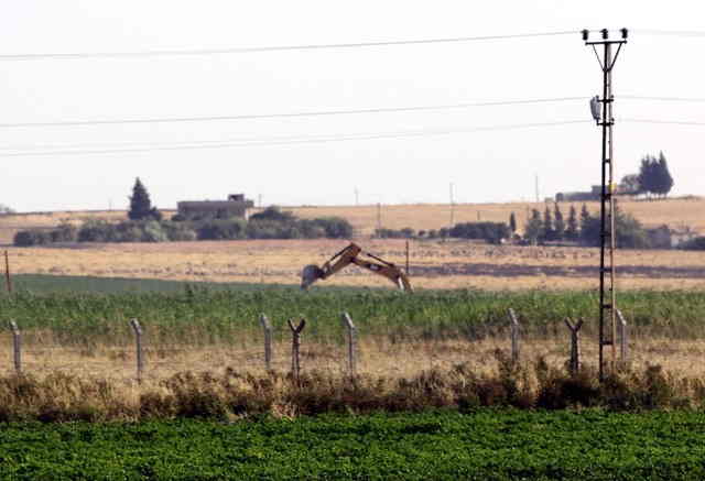 PYD sınır hattında hendek kazıyor