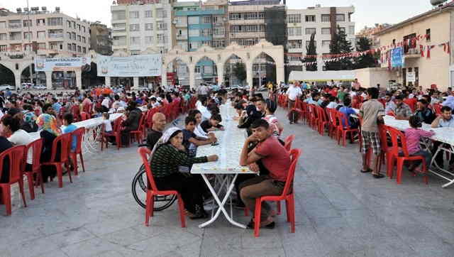 Şanlıurfa\'da \"İyilik Sofrası\" iftarı