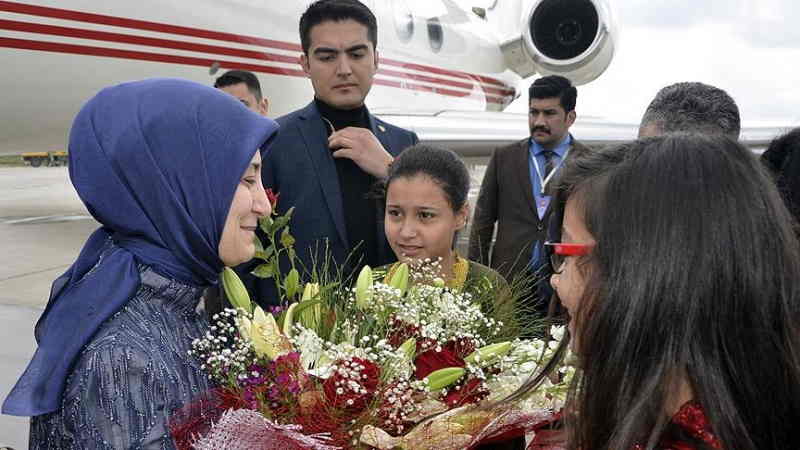 Sare Davutoğlu çiçeklerle karşılandı