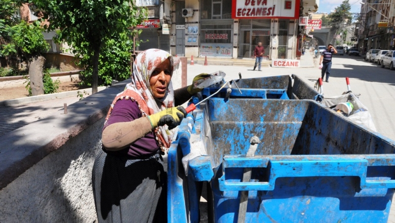 Savaş mağduru babaanne torunlarına kol kanat geriyor