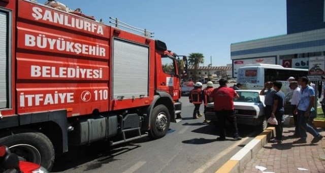 Seyir halindeki otomobil alev aldı